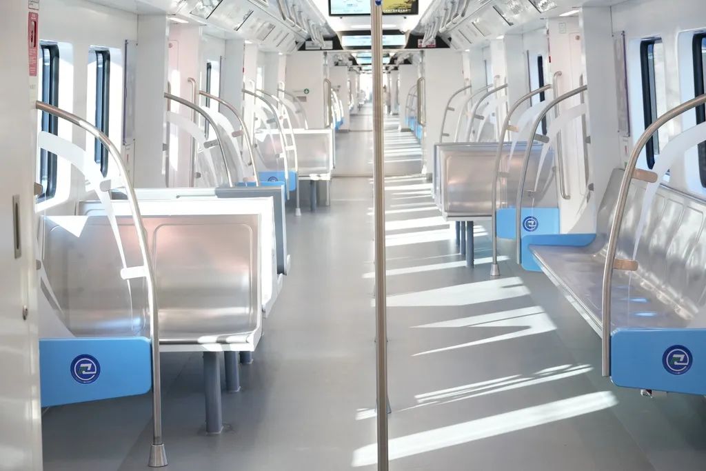 城軌快線15號(hào)線列車最大載客量2428人。重慶交通開投鐵路集團(tuán)供圖